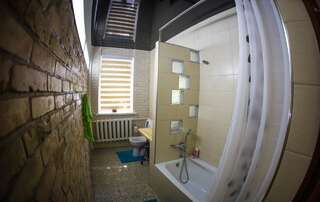Хостелы Hostel Loco Алматы Кровать в общем номере с 4 кроватями-7