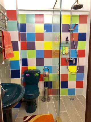 Хостелы Hostel Loco Алматы Кровать в общем 8-местном номере-1